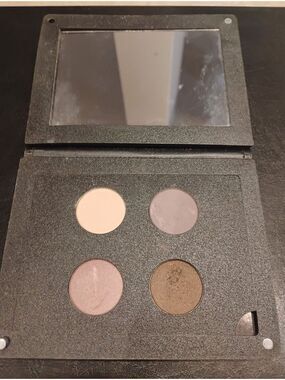 Neutral Eyeshadow Quad Palette/Compact With Mirror Taupe, Beige, Mauve, Bronze